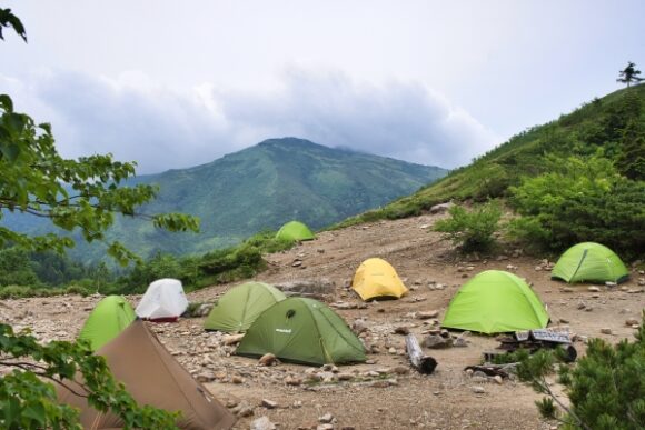 中央の北ノ俣岳が良く見える。一番奥が私のテント
