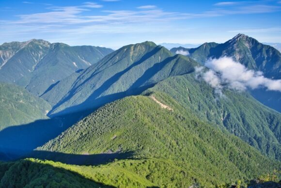 うおーこんな尾根を歩くのかぁ～。仙丈ケ岳～アサヨ峰～甲斐駒ヶ岳が見える
