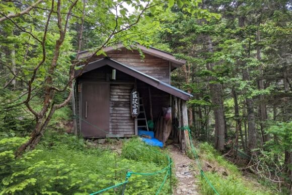 ひっそりとした藪沢小屋。無人小屋なので食事などのサービスは無く、多くの登山者は馬の背ヒュッテか仙丈小屋に泊まります。