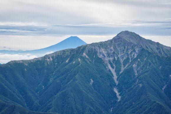 北岳越しの富士山。