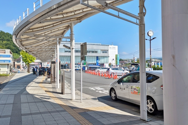 韮崎駅のバスターミナルとは逆側にホテルがある