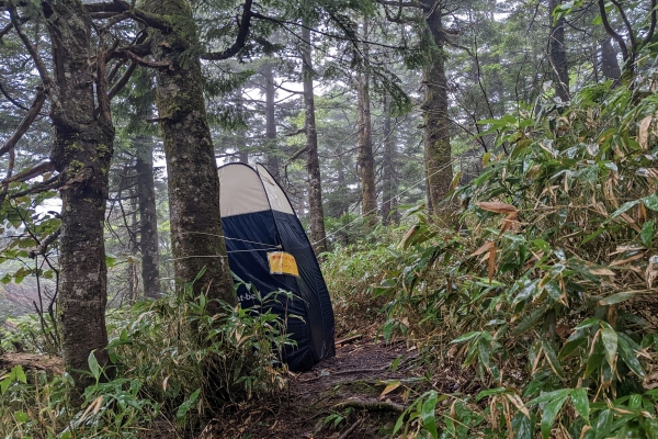 登山道に携帯トイレブース