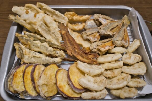 キス・ハゼ・ベラの天ぷら、キスの骨煎餅、ヒイラギの唐揚げ、野菜の揚げ物