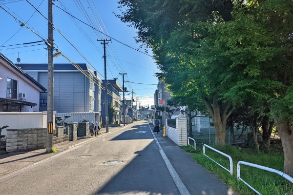 平岸中学校～平岸通りに抜ける道は狭い。