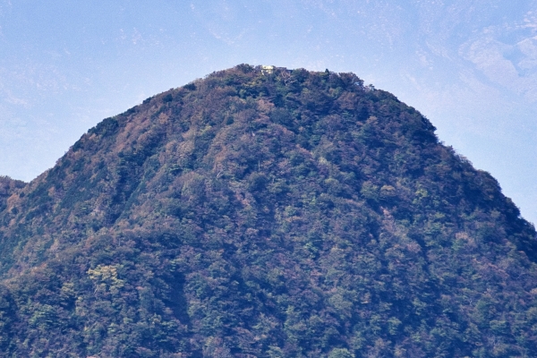 金時山の山頂。金太郎小屋が見えるな