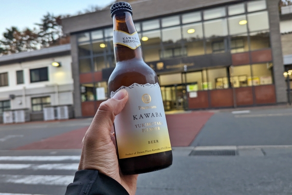 バス待ちの間、水上駅でクラフトビールをくいっと飲む