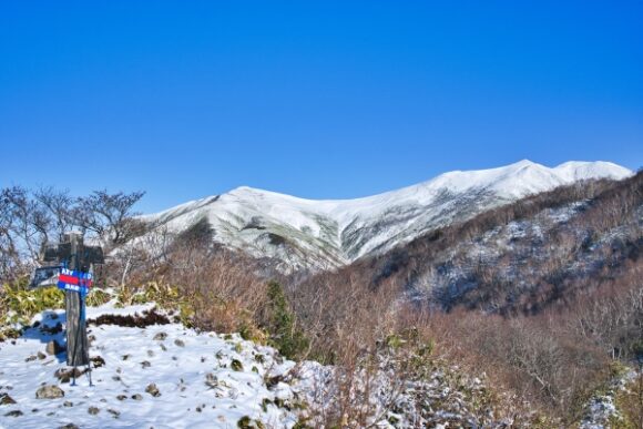 三角山から見る平標山～仙ノ倉山