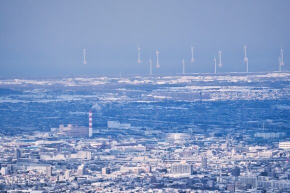 洋上風車がたくさんできてる石狩湾