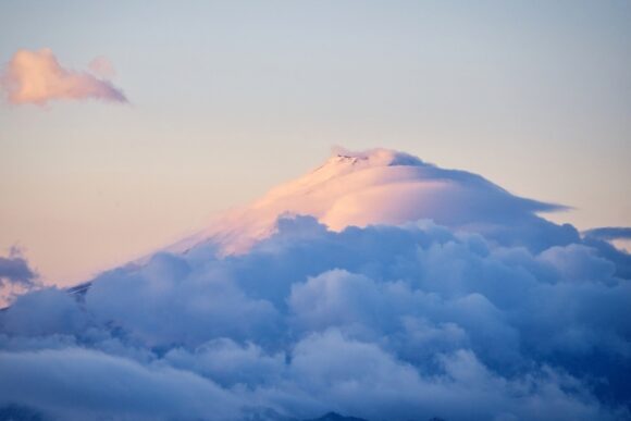 富士山が雲に隠れてる