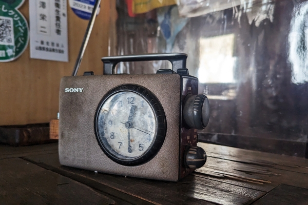 小屋内はラジオが流れていた。古いラジオだ