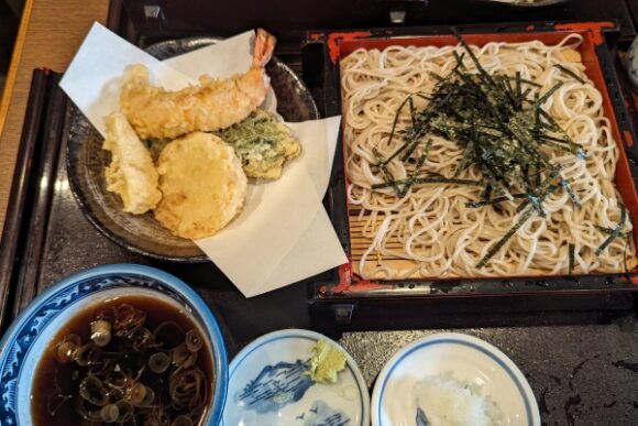 季節の野菜の天ぷらそば。