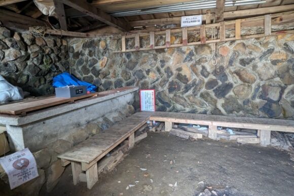 蔵王山神社 山頂避難小屋の内部