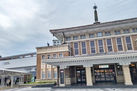 近代化産業遺産に認定されているJR奈良駅旧駅舎（昭和9年建築）。令和5年4月1日から開館時間が午前9時から午後7時まで。 