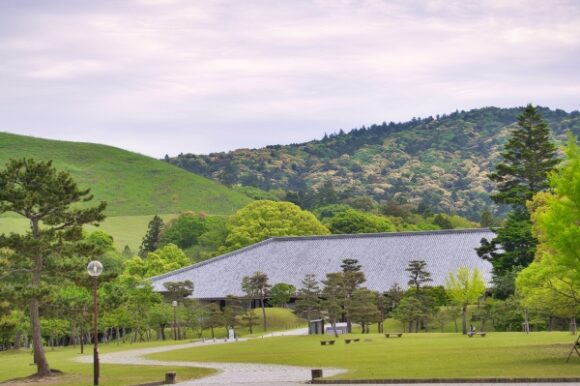 若草山を背景に奈良春日野国際フォーラムがある
