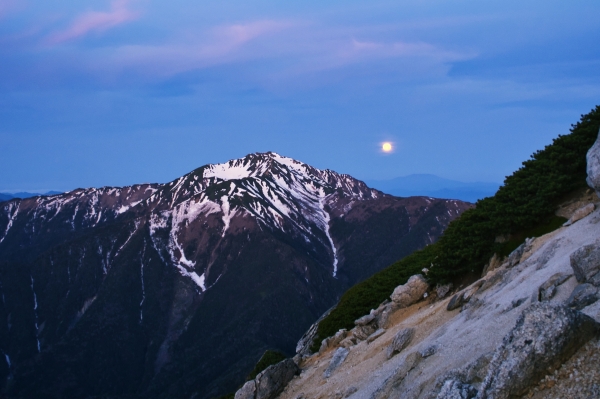 優しい雰囲気の仙丈ケ岳と満月