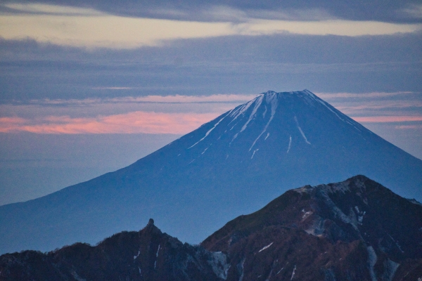 オベリスクと富士山