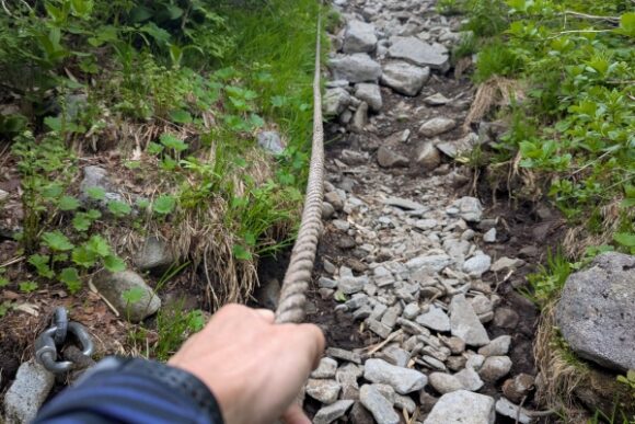 ザレ場はロープあり。滑落注意