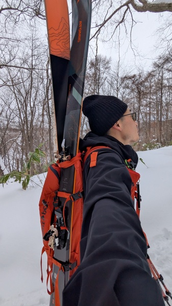 両サイドにスキー板を装着