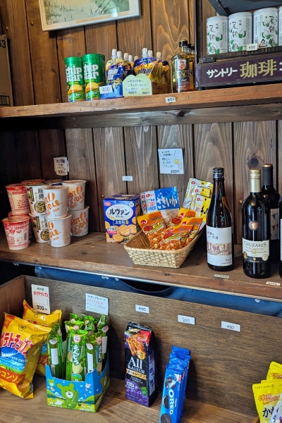 カップ麺、ポテチ、ワインもある