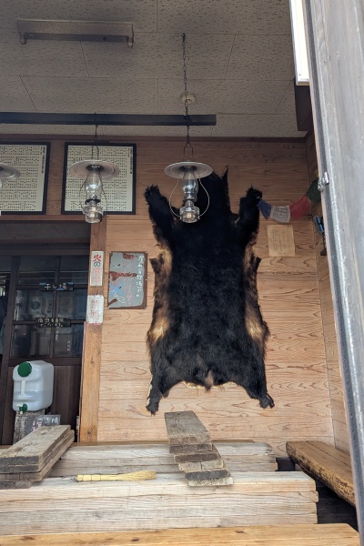 談話室。熊の毛皮が迫力ある！