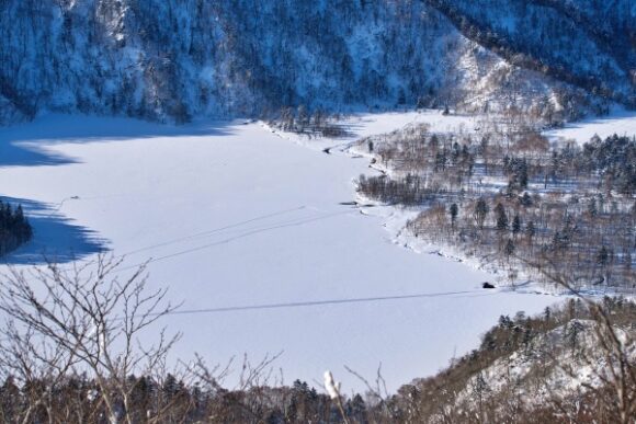 冬季は横断できるオコタンペ湖