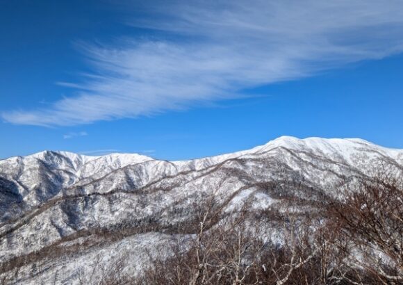 遠く右側に漁岳が見える。結構歩くなぁ