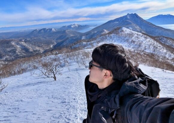 恵庭岳をバックに自撮り