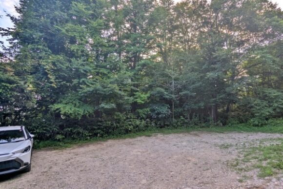 砂利道の登山口駐車場