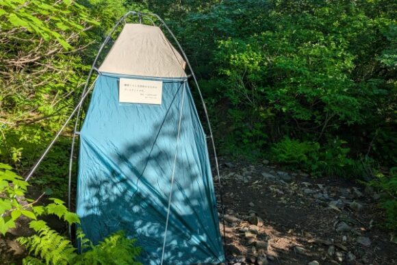 登山道近くにあるトイレブース