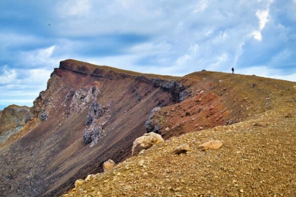 雌阿寒岳の山頂へ。かっこいい頂きだな