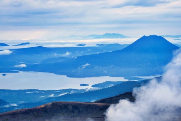 阿寒湖と雄阿寒岳。雌阿寒岳・雄阿寒岳はそれぞれアイヌ語で「女山（ポンマチネシリ）」と「男山（ピンネシリ）」と呼ばれている