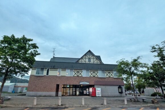 道の駅 樹海ロード日高では車中泊できそうだが、やや騒がしいかも。私はひっそりとした場所へ移動して車中泊