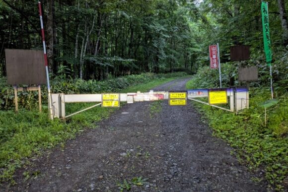 ゲートを手で上げてさらに進む。