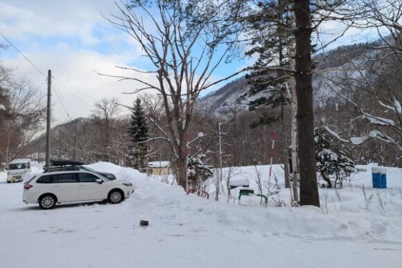 駐車場は雪で埋まる。トイレも閉鎖