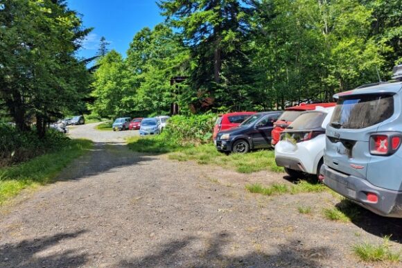 下山時に撮影した駐車場。休日は満車になる。