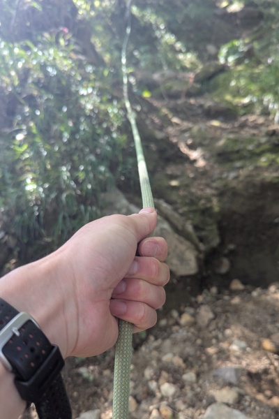 痩せて急な登山道を進む