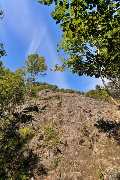 岩肌を滑らないよう登ってく