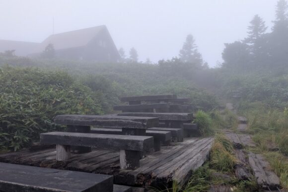 駒の小屋のベンチ。ガスの中だとちょっと不気味だ
