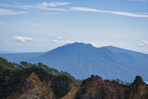 岩場の向こうは何山だろうか