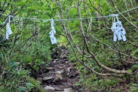 斜里川の水源であり、知床連山や阿寒・摩周火山群をつなぐ場所にあるため、神聖な場所として認識されていたと考えられています。 