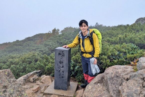 山頂で一緒になった人に撮ってもらった。顔はAIで編集w