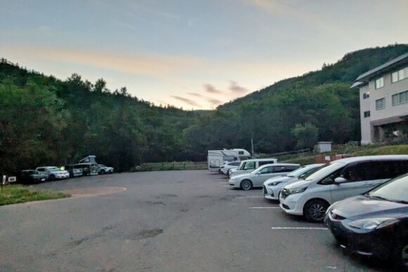 駐車場。欧米系、アジア系の観光客はどこからの湯の情報を得ているのだろうか？