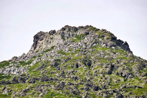 岩山にズーム。これを登るのか