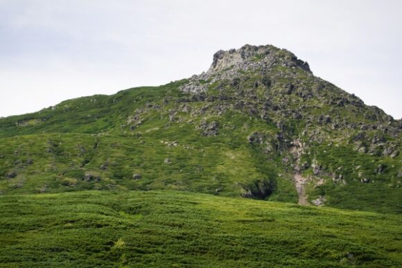 近くで見ると大きな岩山だ