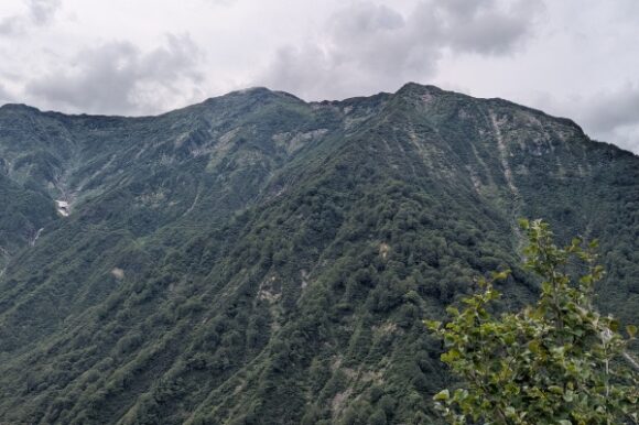 八海山もどんと構える。新潟の名山が密集！