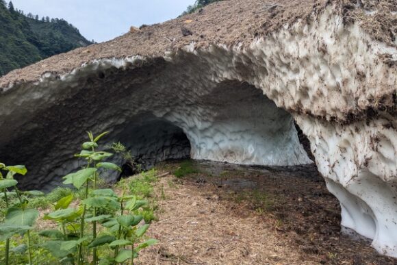 でかい大雪渓！潜り抜けていく