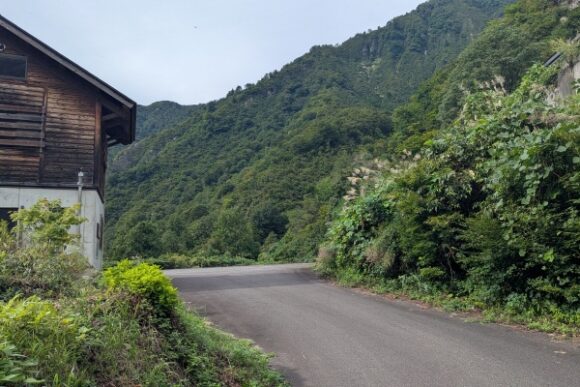 駐車場を抜けて